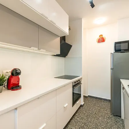 Апартаменты Nora - Modern Cozy With Free Parking And Terrace