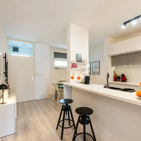 Апартаменты Nora - Modern Cozy With Free Parking And Terrace